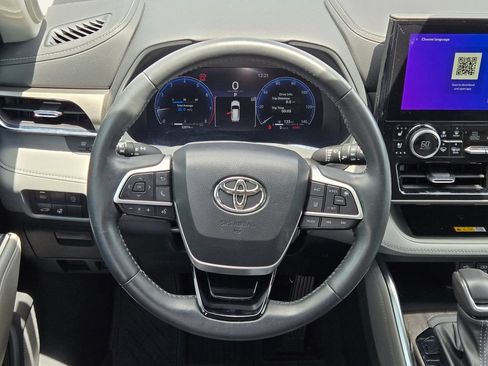 Used 2023 Toyota Highlander Limited FWD image 19