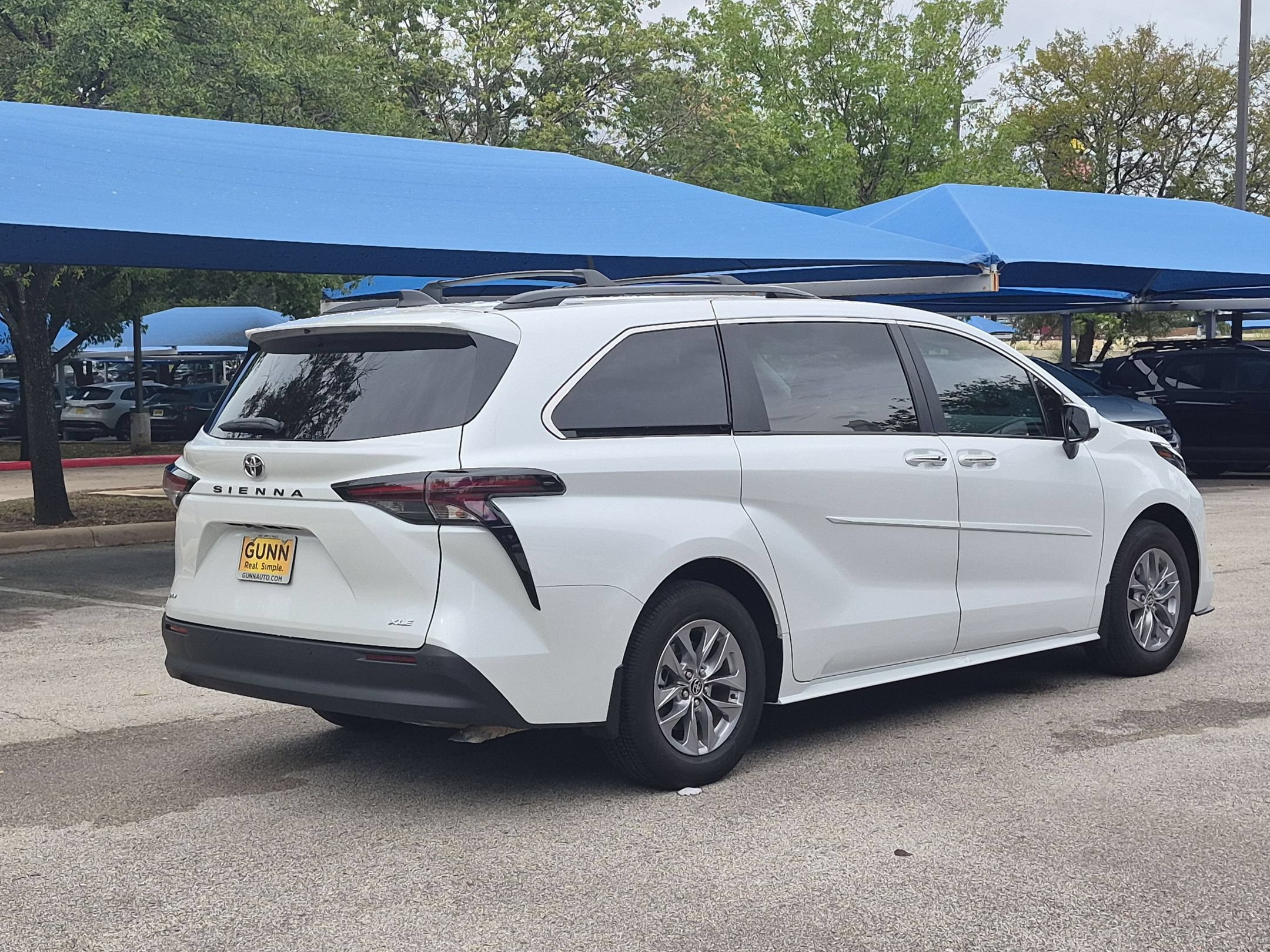 Used 2026 Toyota Sienna XLE FWD image 3