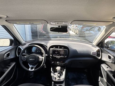 Used 2025 Kia Soul LX w/ LX Technology Package FWD image 31
