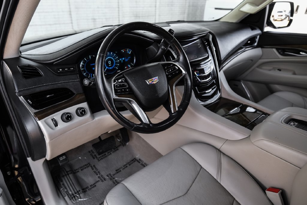 Used 2019 Cadillac Escalade ESV Luxury AWD/4WD image 2