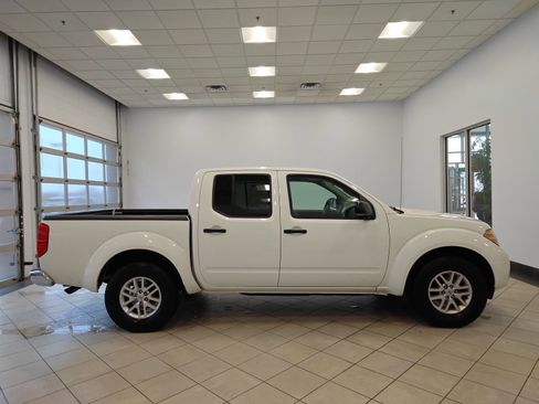 Used 2017 Nissan Frontier SV image 2
