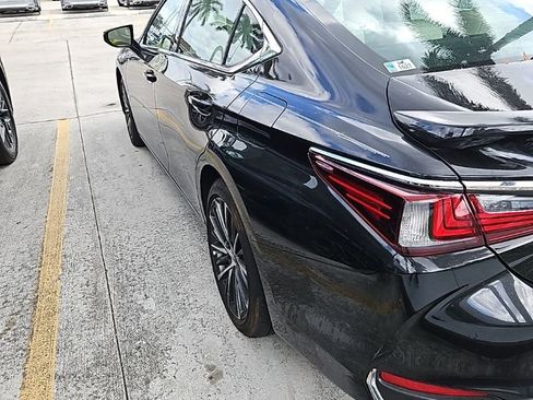 Used 2025 Lexus ES 300h w/ Premium Package image 5