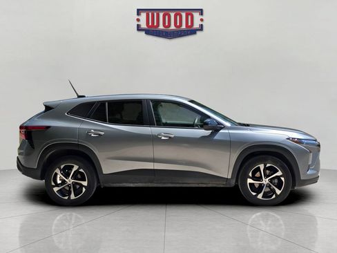 Used 2025 Chevrolet Trax RS w/ Sunroof Package FWD image 2