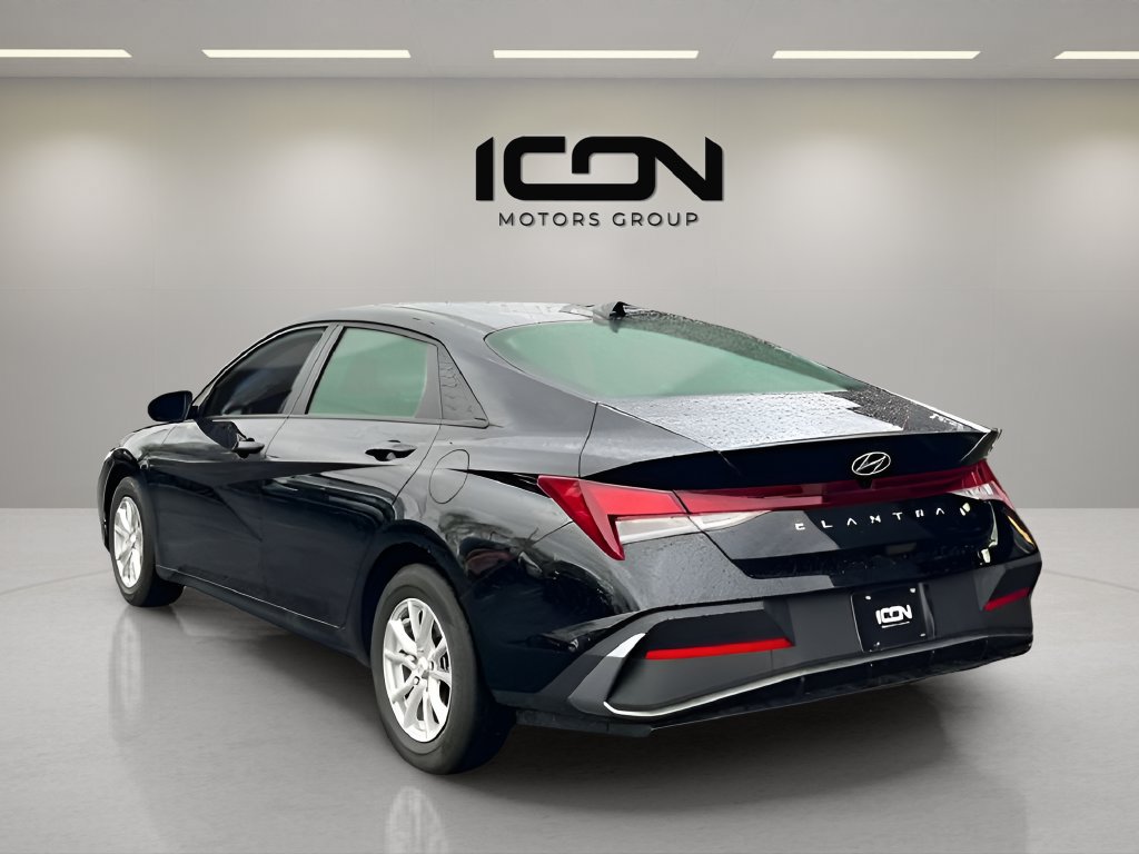 Used 2024 Hyundai Elantra SE FWD image 3