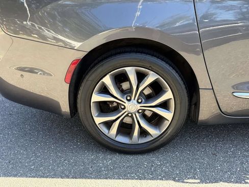 Used 2017 Chrysler Pacifica Limited FWD image 11