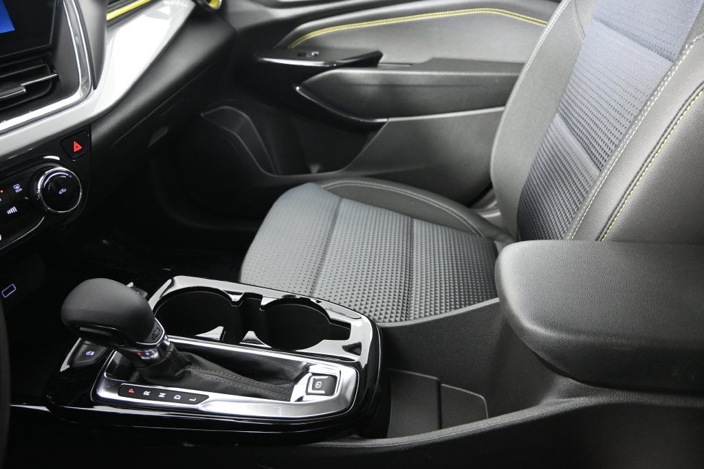 Used 2025 Chevrolet Trax LT FWD image 33
