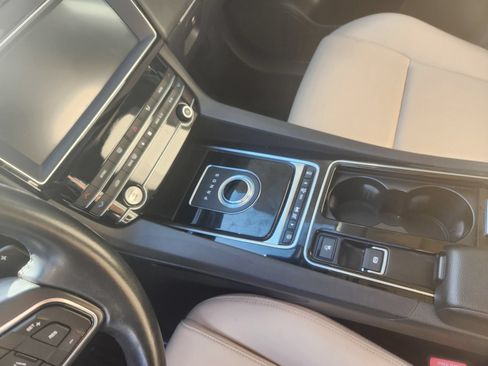 Used 2019 Jaguar F-PACE Premium AWD/4WD image 17