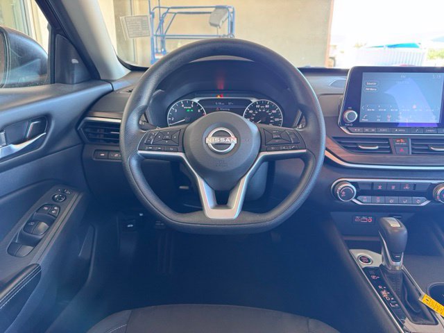Used 2025 Nissan Altima 2.5 SV FWD image 13
