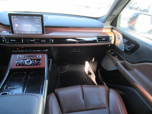 Used 2023 Lincoln Aviator Reserve w/ Equipment Group 201A image 13
