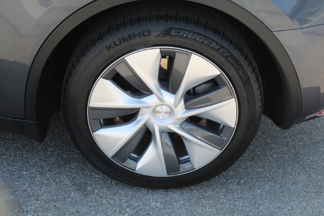 Used 2023 Tesla Model Y 2WD image 9