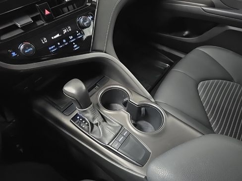 Used 2022 Toyota Camry SE image 26