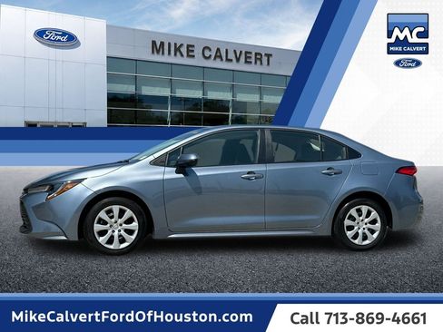 Used 2025 Toyota Corolla LE FWD image 2