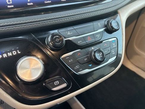 Used 2022 Chrysler Pacifica Touring-L image 24