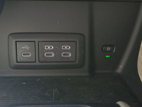 Used 2024 Toyota Venza Limited image 28