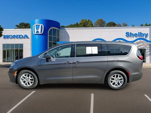 Used 2023 Chrysler Pacifica Touring-L image 5