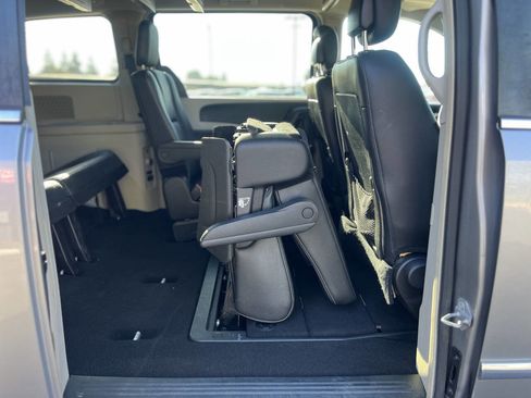 Used 2016 Chrysler Town & Country Touring image 17