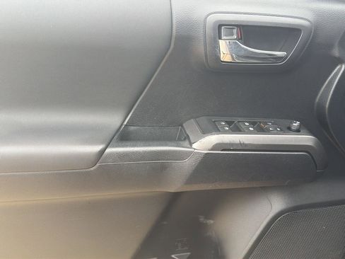 Used 2019 Toyota Tacoma TRD Sport image 19