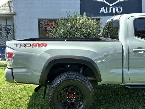 Used 2022 Toyota Tacoma TRD Off-Road w/ Technology Package AWD/4WD image 6