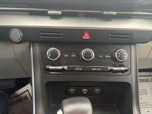 Used 2024 Kia Carnival LX image 18