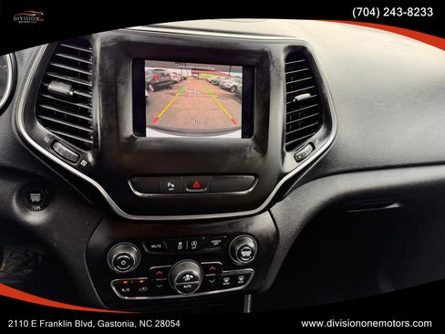 Used 2019 Jeep Cherokee Latitude Plus FWD image 10