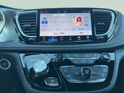 New 2026 Chrysler Pacifica Select image 15