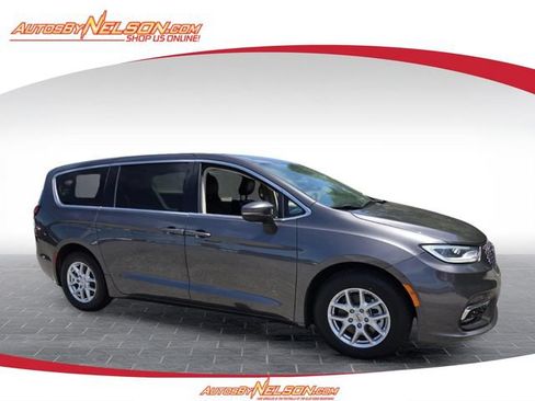 Used 2023 Chrysler Pacifica Touring-L FWD image 1