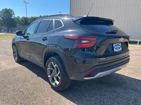 Used 2025 Chevrolet Trax LT FWD image 5
