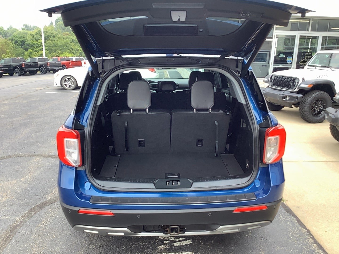 Used 2022 Ford Explorer XLT w/ Equipment Group 202A AWD/4WD image 5