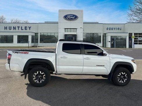 Used 2022 Toyota Tacoma TRD Off-Road w/ TRD Premium Off Road Package image 4