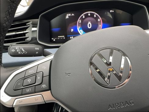 Used 2025 Volkswagen Jetta SE w/ Sunroof Package FWD image 41