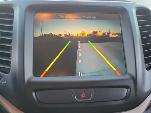 Used 2017 Jeep Cherokee Limited image 24