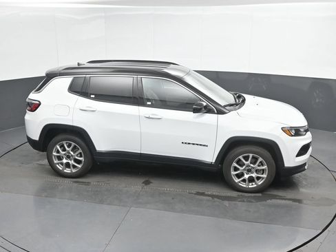 Used 2025 Jeep Compass Limited AWD/4WD image 32