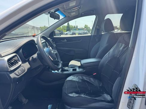 Used 2019 Kia Sorento LX image 11
