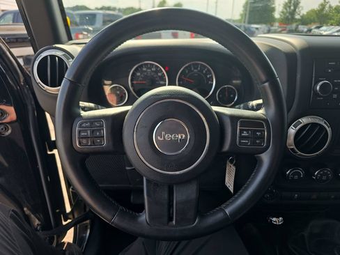Used 2015 Jeep Wrangler Unlimited Rubicon w/ Dual Top Group AWD/4WD image 25