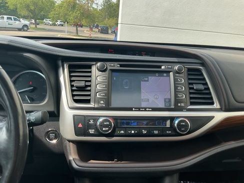 Used 2019 Toyota Highlander Limited Platinum AWD/4WD image 22