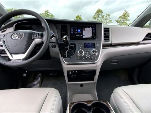 Used 2017 Toyota Sienna XLE FWD image 15