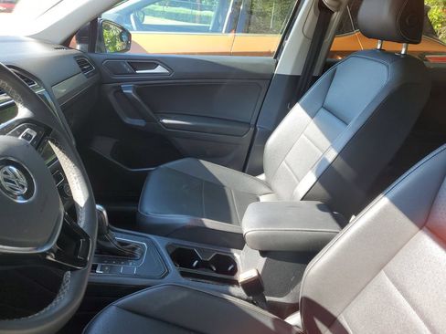 Used 2021 Volkswagen Tiguan SE w/ Panoramic Sunroof Package FWD image 9