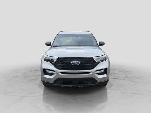Used 2020 Ford Explorer XLT w/ Equipment Group 202A AWD/4WD image 3