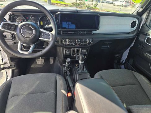 Used 2024 Jeep Wrangler Sahara image 21