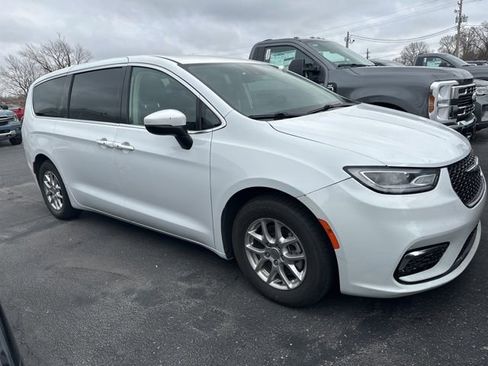 Used 2023 Chrysler Pacifica Touring-L FWD image 1
