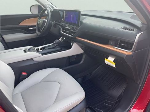 Used 2024 Toyota Grand Highlander Limited image 25