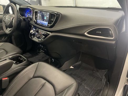 Used 2025 Chrysler Pacifica Select w/ Uconnect Theater Family Group AWD/4WD image 21