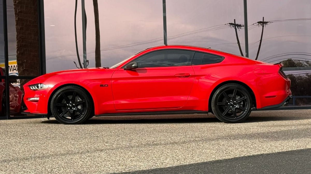Used 2018 Ford Mustang GT w/ Black Accent Pkg RWD image 5