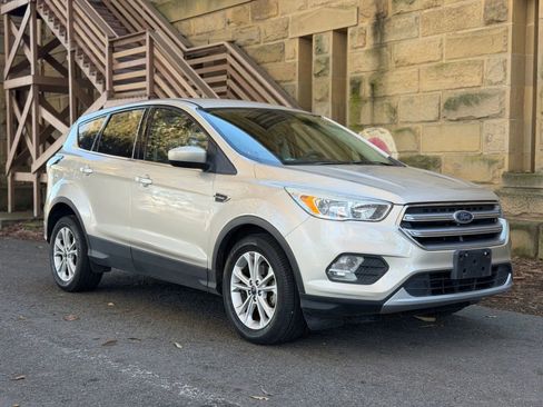Used 2017 Ford Escape SE image 2