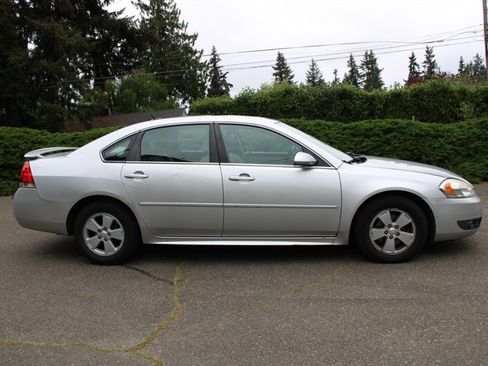 Used 2010 Chevrolet Impala LT w/ Luxury Edition Package FWD image 12