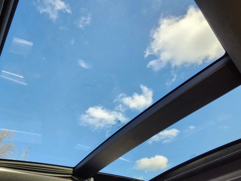 Used 2016 Chrysler 300 C Platinum image 2