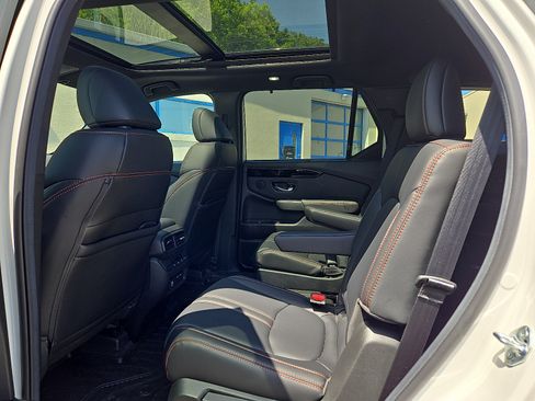Used 2025 Honda Pilot TrailSport image 13