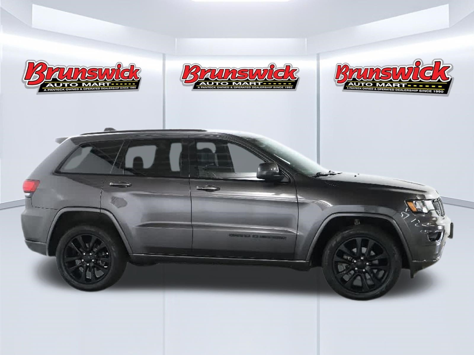 Used 2018 Jeep Grand Cherokee Altitude AWD/4WD image 12