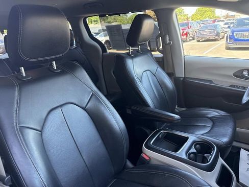 Used 2022 Chrysler Pacifica Touring-L FWD image 20