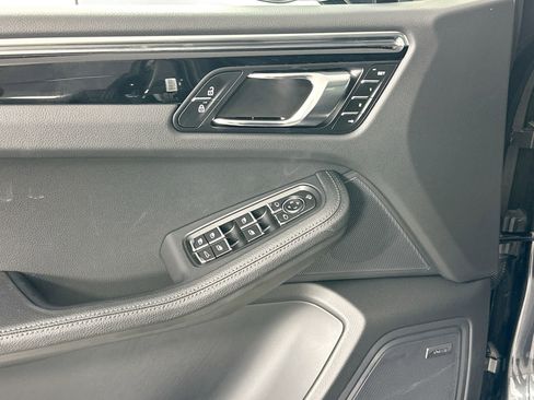 Certified 2025 Porsche Macan image 31